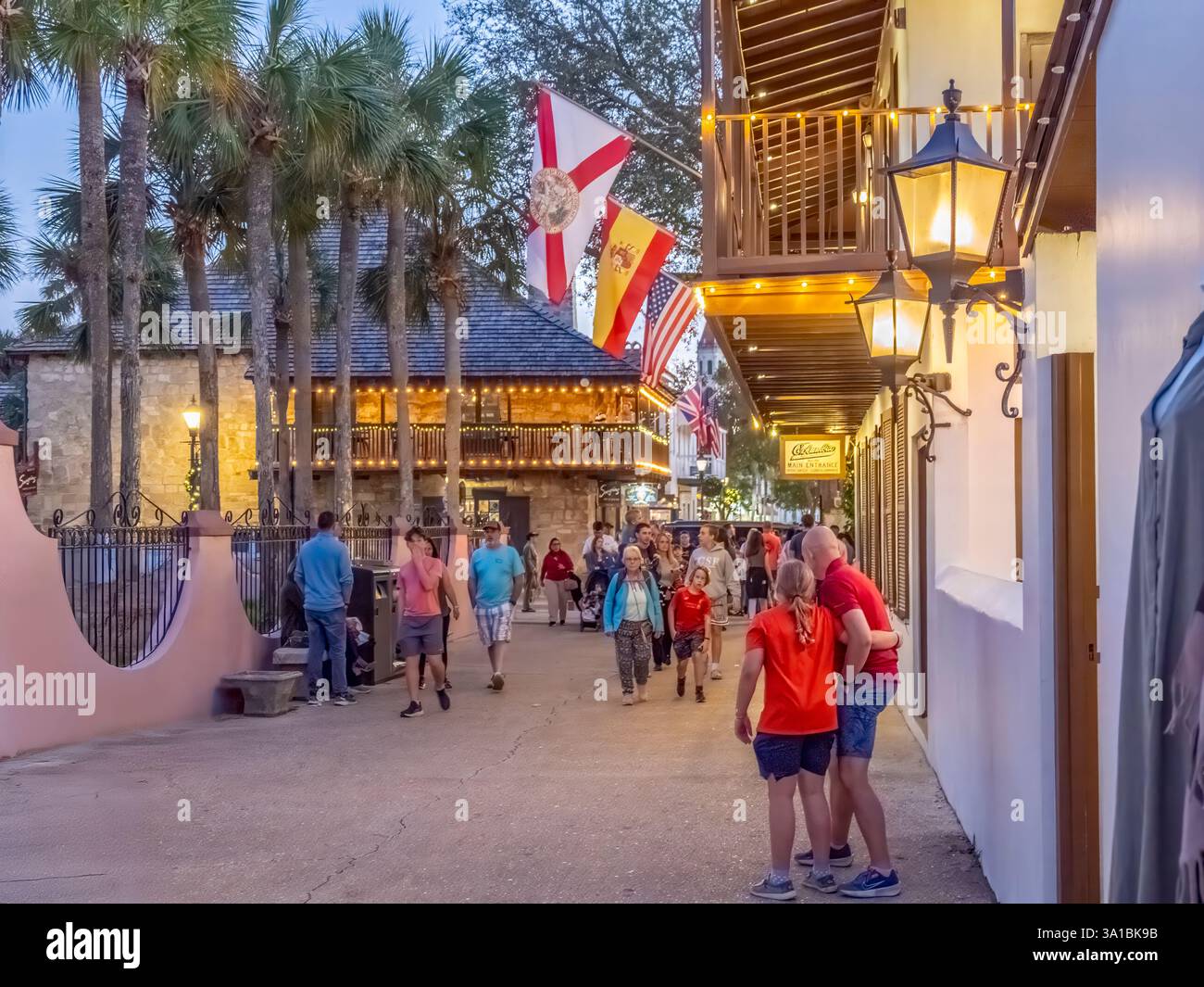 St George Street in der historischen Altstadt, beleuchtet für das Weihnachtsfest Nights of Lights in St. Augustine Florida USA Stockfoto