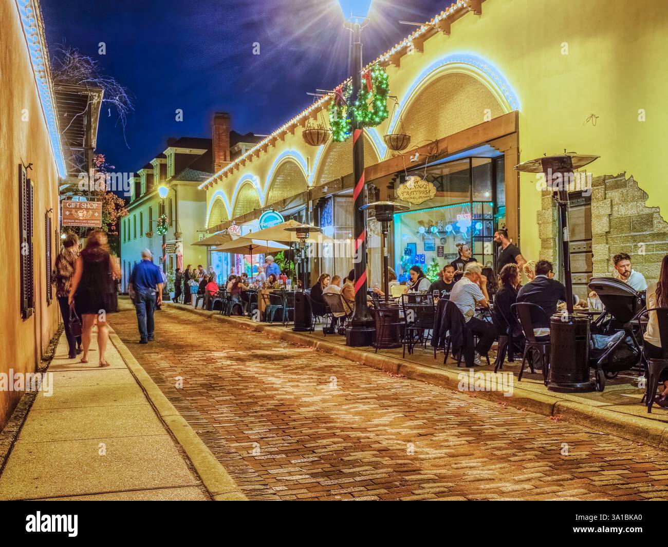 Aviles Street in der historischen Altstadt, beleuchtet für das Weihnachtsfest Nights of Lights in St. Augustine, Florida, USA Stockfoto