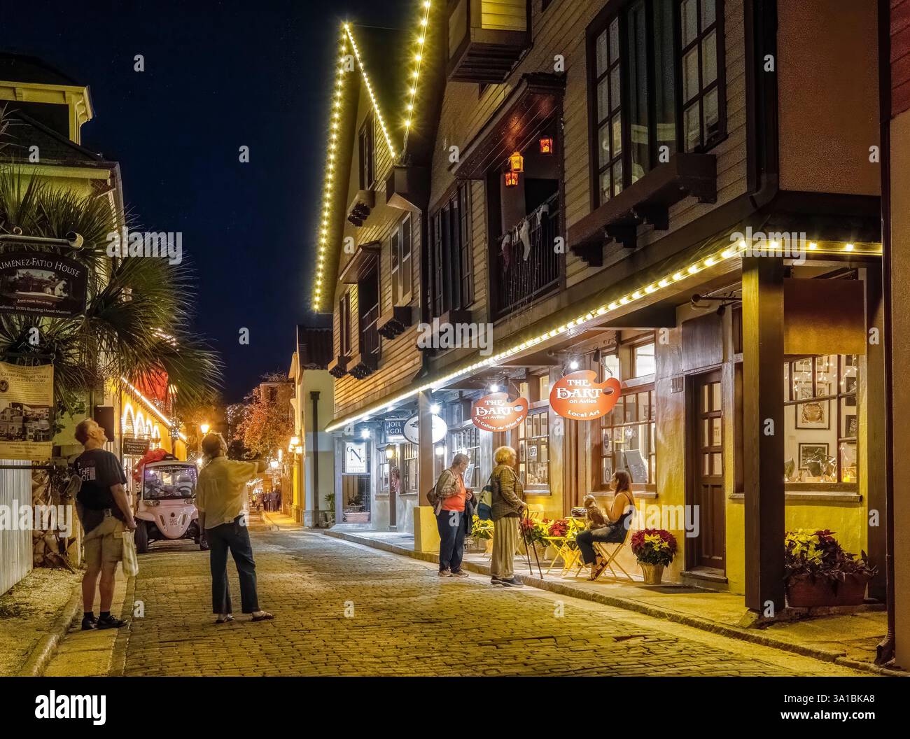 Aviles Street in der historischen Altstadt, beleuchtet für das Weihnachtsfest Nights of Lights in St. Augustine, Florida, USA Stockfoto