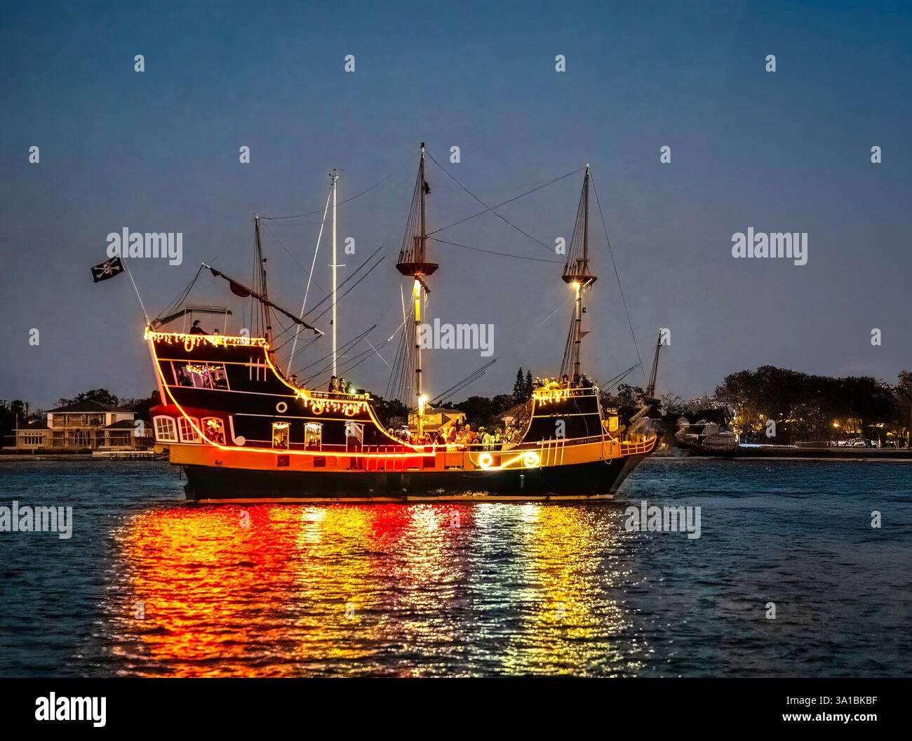 Das Piratenschiff leuchtet für das Weihnachtsfest Nights of Lights auf dem Matanzas River in St. Augustine, Florida USA Stockfoto