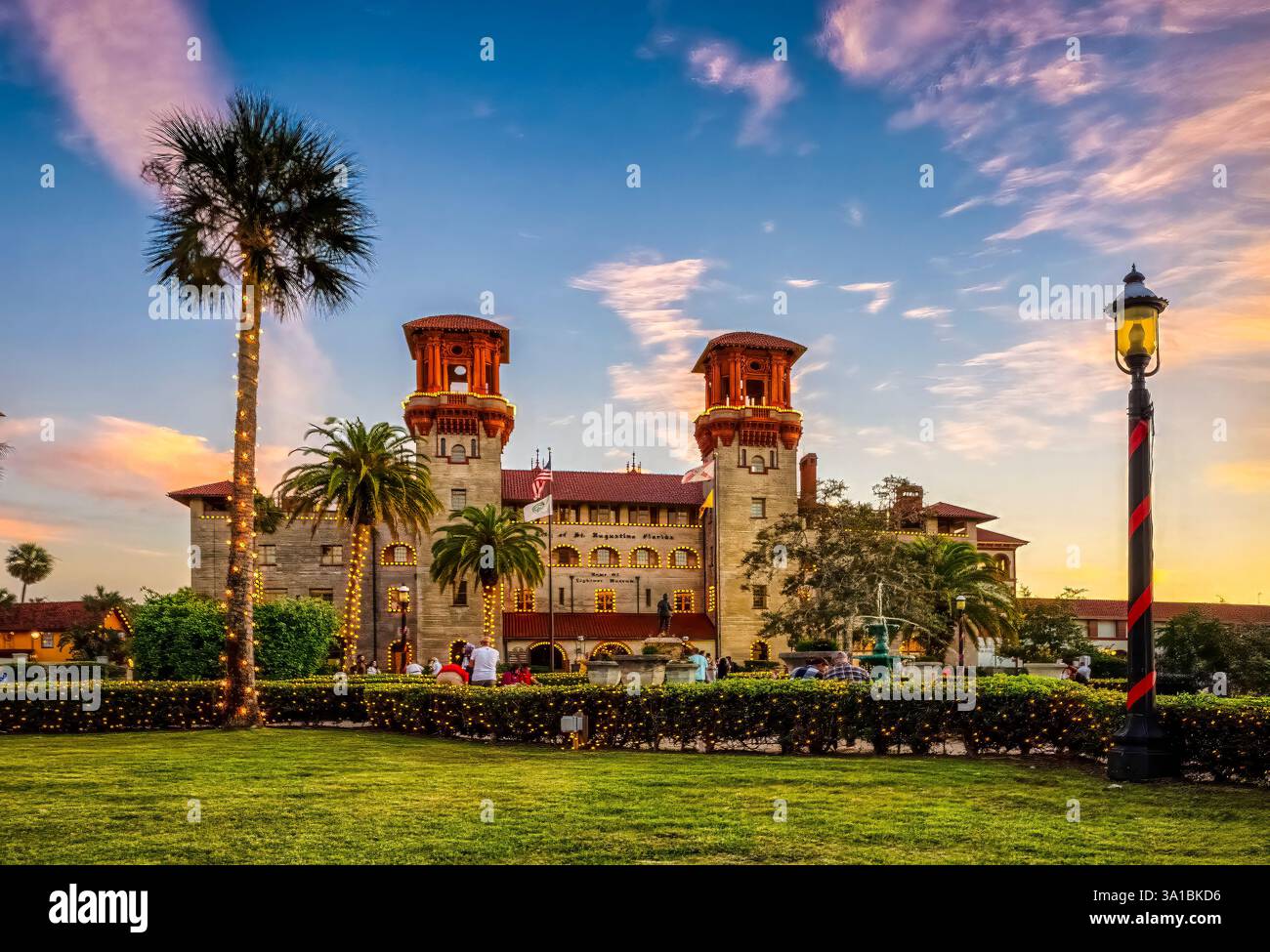 Das Lightner Museum das ehemalige Hotel Alcazar in der historischen Altstadt beleuchtet das Weihnachtsfest Nights of Lights in St. Augustine Florida USA Stockfoto