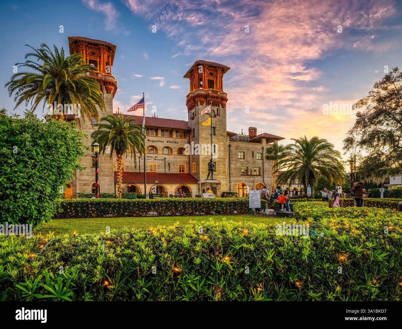 Das Lightner Museum das ehemalige Hotel Alcazar in der historischen Altstadt beleuchtet das Weihnachtsfest Nights of Lights in St. Augustine Florida USA Stockfoto