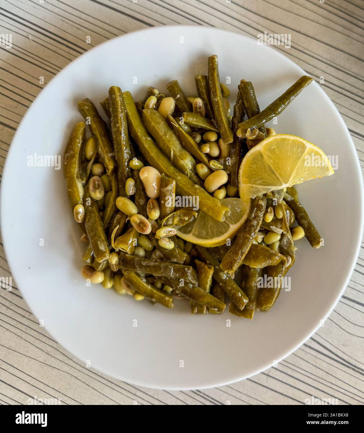 Türkei, Turkiye. Mittagessen. Grüne Bohnen und Schwarzaugenerbsen. Stockfoto Türkei, Turkiye. Mittagessen. Grüne Bohnen und Schwarzaugenerbsen. Stockfoto