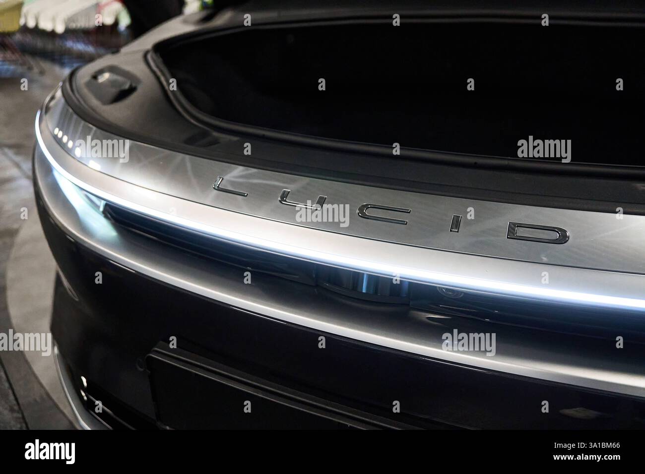 Augsburg, Bayern, Deutschland - 7. März 2025: Das futuristische Design der Lucid Air mit markanten LED-Leuchten zeigt die Zukunft der Elektromobilität und Logo. Die Volt e-Mobility Messe im Rahmen der Afair Messe in Augsburg. *** Das futuristische Design des Lucid Air mit markanten LED-Leuchten zeigen die Zukunft der Elektromobilität und Logo. Die Volt E-Mobilitätsmesse im Rahmen der Afair-Messe in Augsburg. Stockfoto