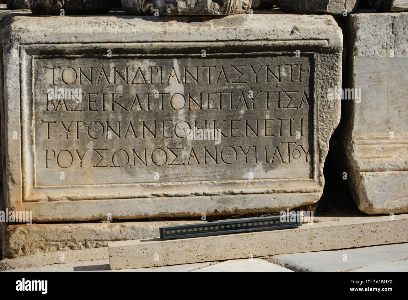 Türkei, Turkiye. Ephesus, lateinische Inschrift auf Steinsockel. Stockfoto