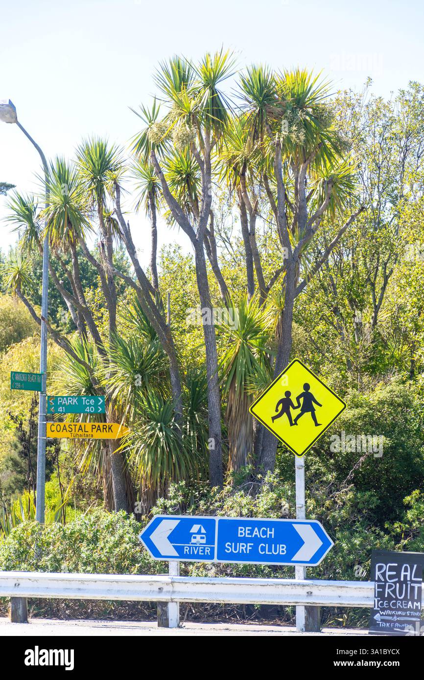 Straßenschilder und Kohlbaum (tī kōuka), Waikuku Beach, Waikuku, Region Canterbury, Südinsel, Neuseeland Stockfoto