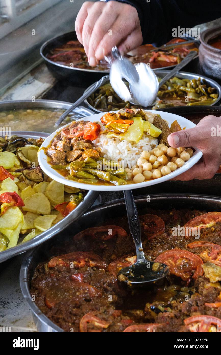 Sart, Türkei, Turkiye. Türkisches Mittagessen von Cook im Roadside Restaurant in der Nähe des Artemis-Tempels. Stockfoto