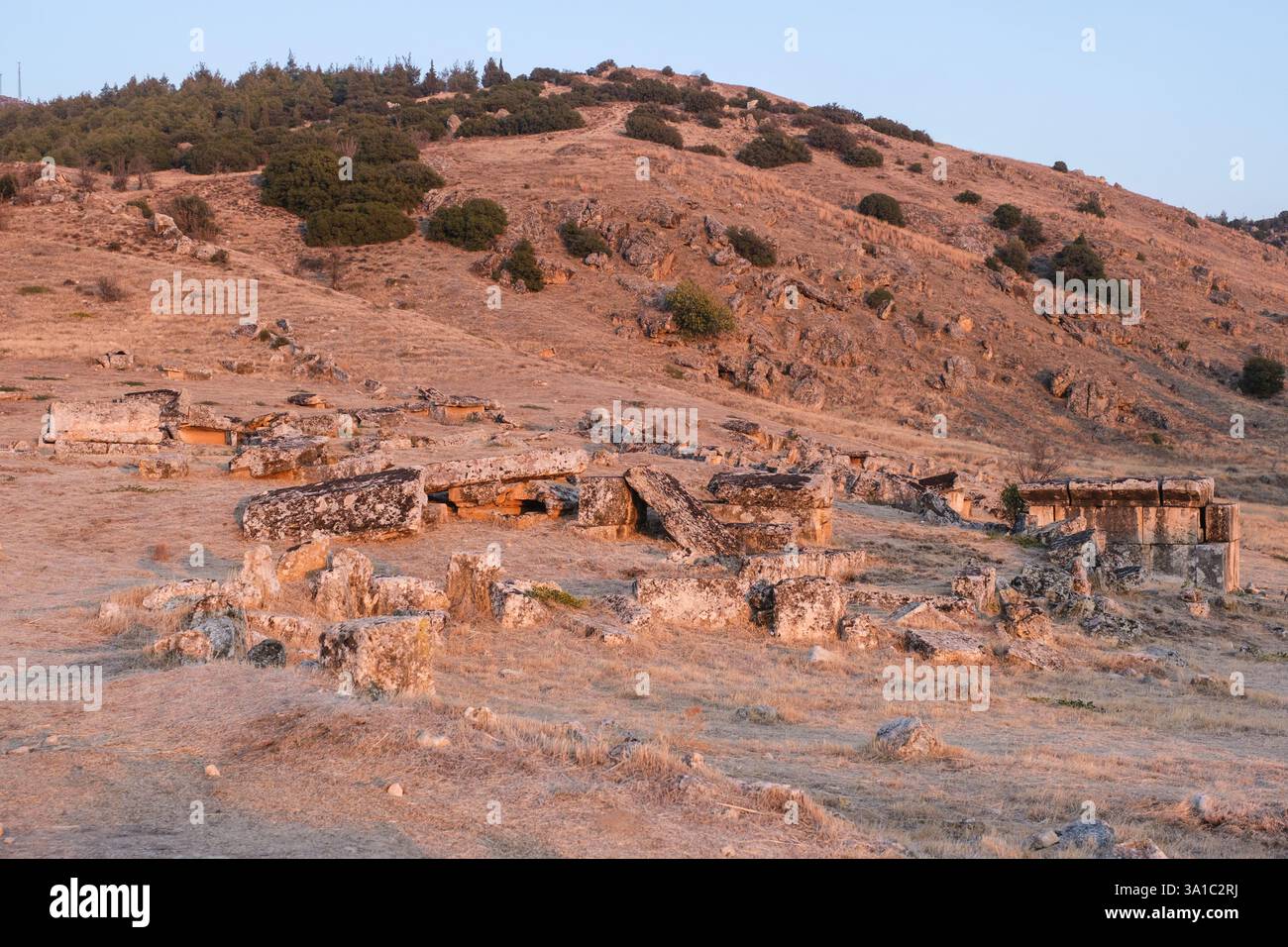 Hierapolis, Türkei, Turkiye. Überreste von Grabgräbern im Necrop[olis]. Stockfoto