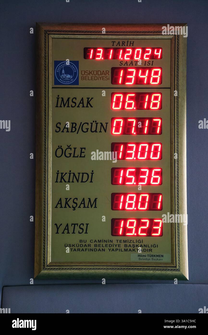 Istanbul, Türkei, Turkiye. Sakirin-Moschee. Digitale Uhr mit Gebetszeiten, auf Türkisch benannt. Stockfoto