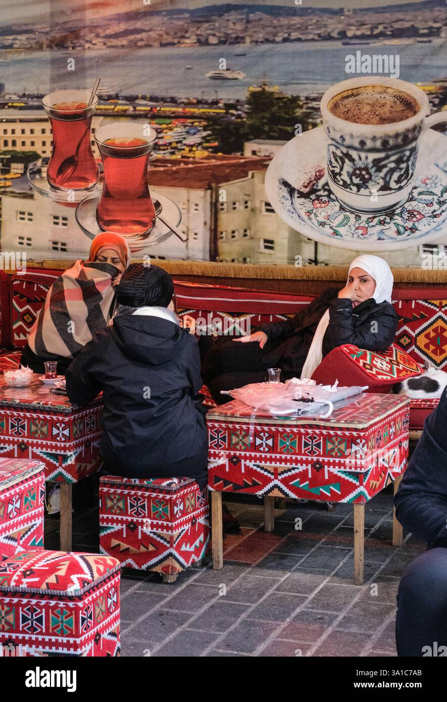 Istanbul, Türkei, Turkiye. Frauen in einem Bürgersteig türkischen Café. Stockfoto