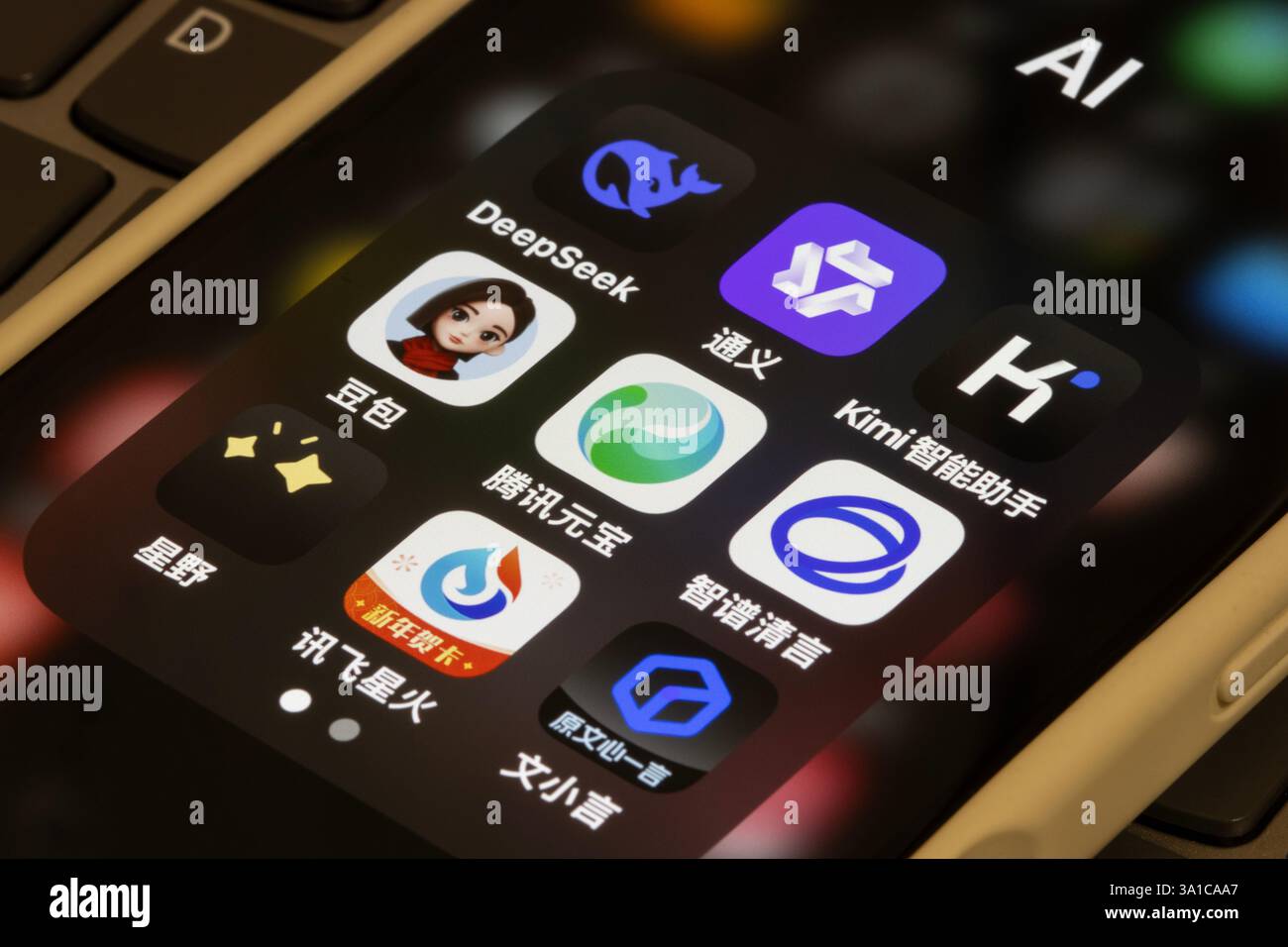 Verschiedene chinesische KI-Apps werden auf einem iPhone angezeigt: DeepSeek, Qwen, Kimi, Doubao, Tencent Yuanbao, Zhipu Qingyan, Xingye, iFlytek Spark, Baidu Wenxiaoyan. Stockfoto