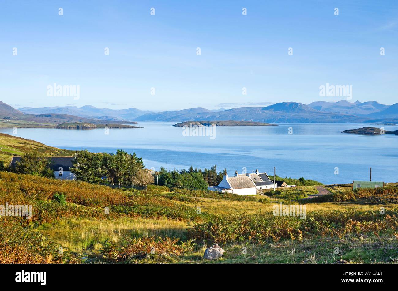 Am frühen Abend bietet der Blick auf die Küste in der Nähe von Polbain, Coigach, mit Blick über die Badentarbet Bay bis zu den nebeligen Wester Ross Bergen in der Ferne. Stockfoto