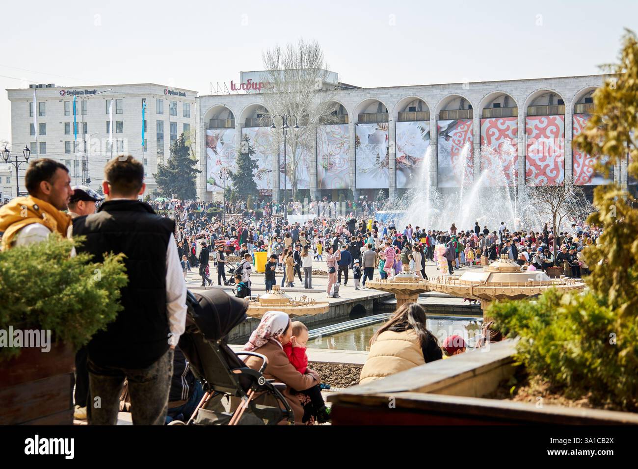 Nooruz-Feier, Menschenmenge auf dem Ala-Too Stadtplatz. Feiertag, der die Ankunft des Frühlings und Neujahrs nach astronomischer Sonnenkalenda feiert Stockfoto