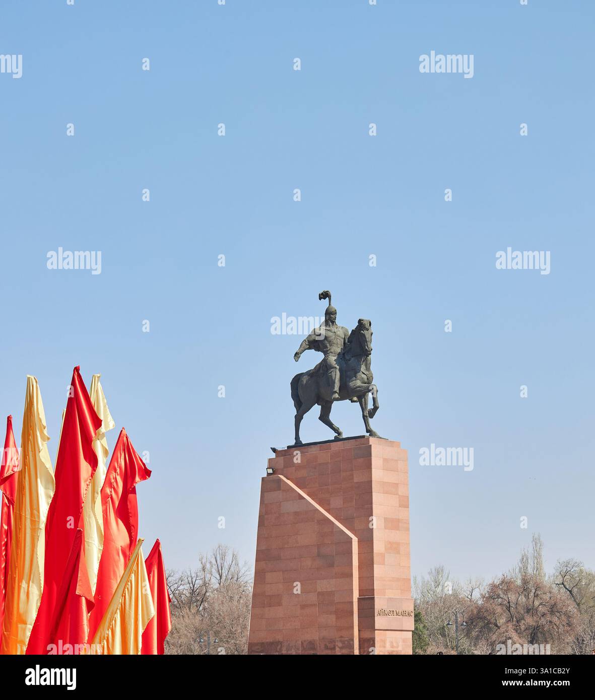 Denkmal, Skulptur von Alai Manas zu Pferd, aus dem heldenhaften Epos der kirgisischen Menschen. Festliche Flaggen. Ala-Too Hauptplatz der Stadt. Bischkek, Kirgisistan – 21 M Stockfoto