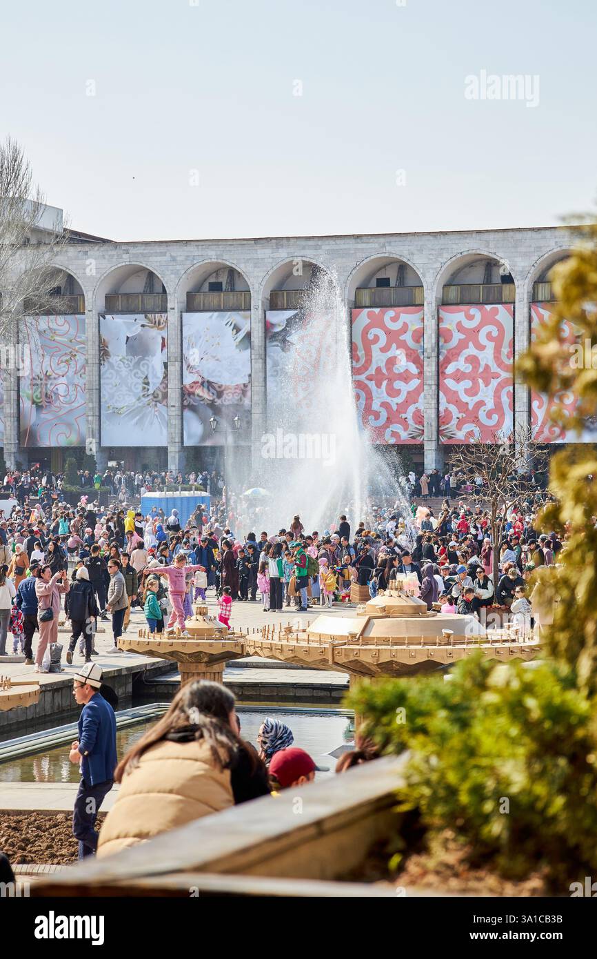 Nooruz-Feier, Menschenmenge auf dem Ala-Too Stadtplatz. Feiertag, der die Ankunft des Frühlings und Neujahrs nach astronomischer Sonnenkalenda feiert Stockfoto
