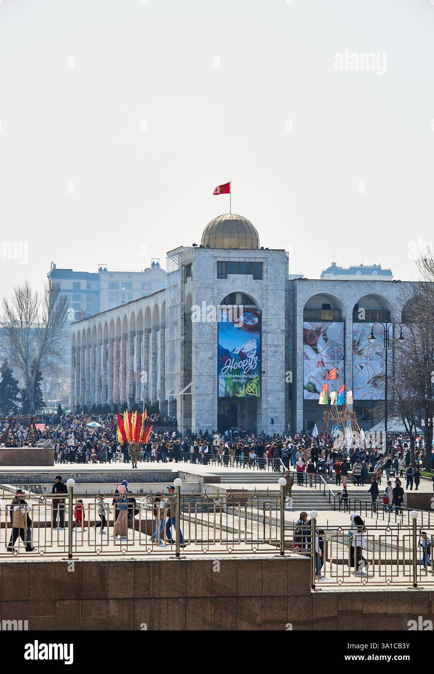 Nooruz-Feier, Menschenmenge auf dem Ala-Too Stadtplatz. Bischkek, Kirgisistan - 21. März 2023 Stockfoto