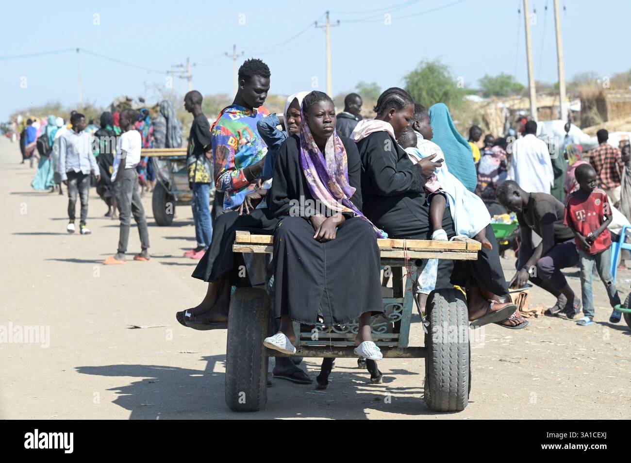 SÜDSUDAN, Oberer Nil-Staat, Stadt Renk, UNHCR Flüchtlingscenter für Flüchtlinge und Rückkehrer aus dem Sudan-Krieg, Flüchtlinge auf Eselkarre / SÜDSUDAN, Oberer Nil-Staat, Flüchtlinge aus dem Sudan suchen Schutz vor dem Krieg, Straße Richtung Joda an der Grenze zum Sudan, UNHCR Transit Flüchtlingslager bei Renk Stockfoto