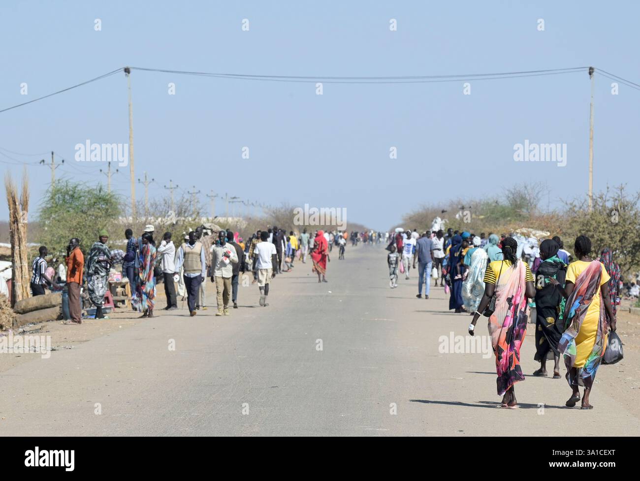 SÜDSUDAN, Oberer Nil-Staat, Stadt Renk, UNHCR-Flüchtlingscenter für Flüchtlinge und Rückkehrer aus dem Sudan-Krieg, Straße zur Grenze des Sudan / SÜDSUDAN, Oberer Nil-Staat, Flüchtlinge aus dem Sudan suchen Schutz vor dem Krieg, Straße Richtung Joda an der Grenze zum Sudan, UNHCR Transit Flüchtlingslager bei Renk Stockfoto