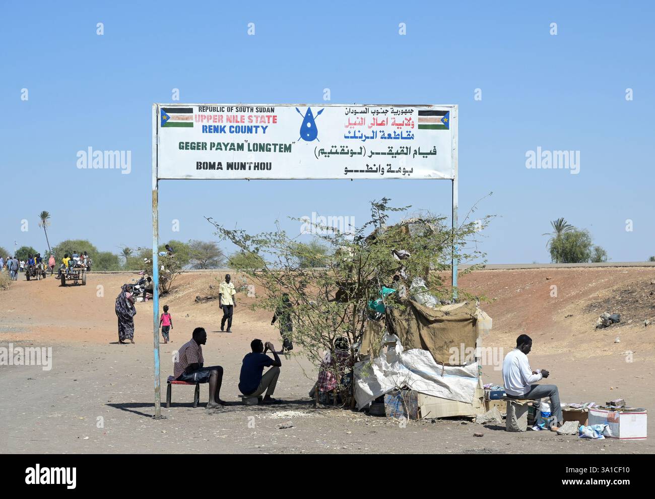 SÜDSUDAN, Oberer Nil-Staat, Grenzstation Joda bei Renk, Übergangspunkt für Kriegsflüchtlinge aus dem Sudan, Flagge des Südsudan, Blick nach Sudan / SÜDSUDAN, Oberer Nil-Staat, Grenzort Joda an der Grenze zum Sudan, täglich kommen hier Kriegsflüchtlinge aus dem Sudan an, Flagge des Südsudan, Blick vom Südsudan zum Sudan Stockfoto