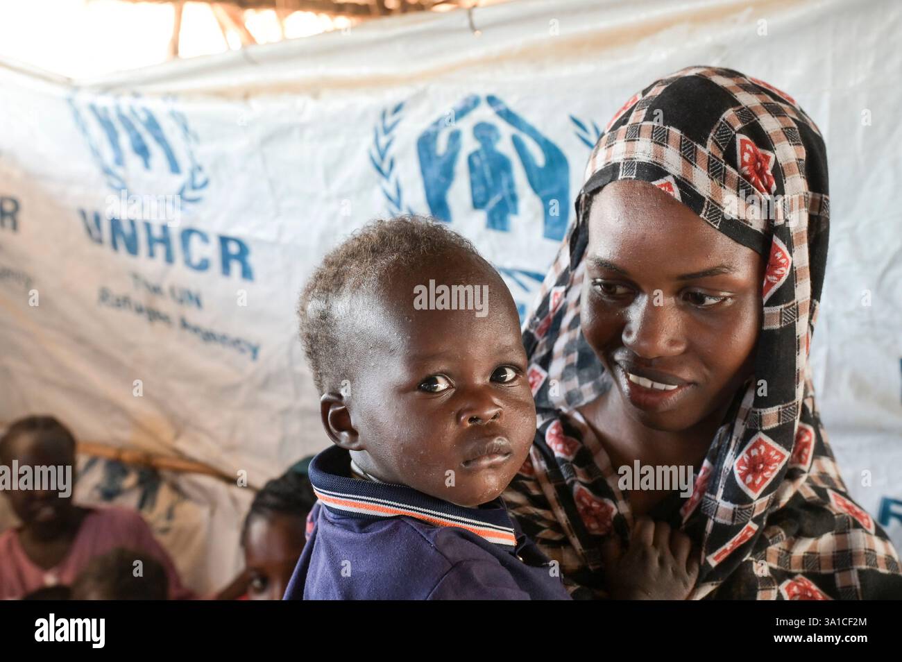 SÜDSUDAN, Oberer Nil Staat, Grenzstation Joda bei Renk, UNHCR Flüchtlingstransitzentrum für Flüchtlinge aus dem Sudan Krieg, nach Registrierung werden sie in Lager in Renk, Malakal und anderen Regionen transportiert / SÜDSUDAN, Oberer Nil Staat, Flüchtlinge aus dem Sudan suchen Schutz vor dem Krieg, Grenzort Joda an der Grenze zum Sudan, UNHCR Transitlager für Flüchtlinge Stockfoto