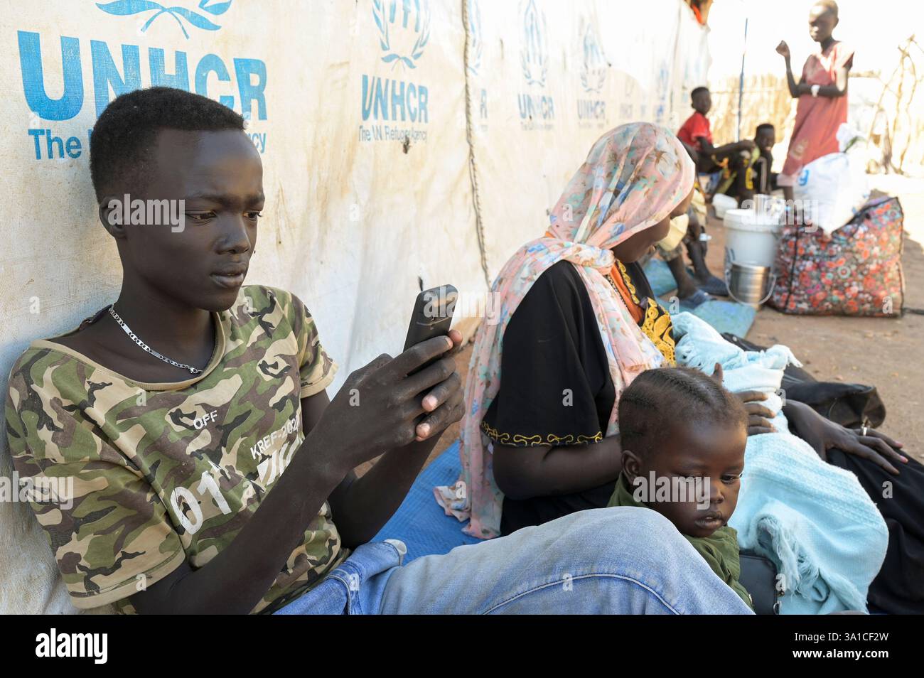 SÜDSUDAN, Oberer Nil Staat, Grenzstation Joda bei Renk, UNHCR Flüchtlingstransitzentrum für Flüchtlinge aus dem Sudan Krieg, nach Registrierung werden sie in Lager in Renk, Malakal und anderen Regionen transportiert / SÜDSUDAN, Oberer Nil Staat, Flüchtlinge aus dem Sudan suchen Schutz vor dem Krieg, Grenzort Joda an der Grenze zum Sudan, UNHCR Transitlager für Flüchtlinge Stockfoto