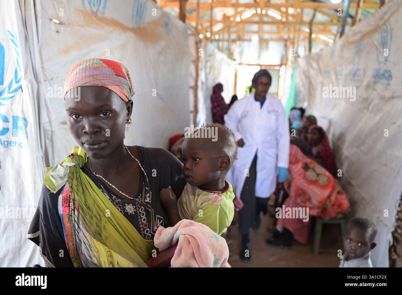 SÜDSUDAN, Oberer Nil Staat, Grenzstation Joda bei Renk, UNHCR Flüchtlingstransitzentrum für Flüchtlinge aus dem Sudan Krieg, nach Registrierung werden sie in Lager in Renk, Malakal und anderen Regionen transportiert / SÜDSUDAN, Oberer Nil Staat, Flüchtlinge aus dem Sudan suchen Schutz vor dem Krieg, Grenzort Joda an der Grenze zum Sudan, UNHCR Transitlager für Flüchtlinge Stockfoto