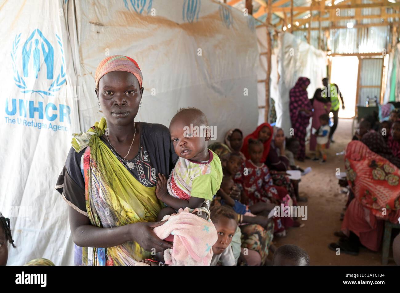 SÜDSUDAN, Oberer Nil Staat, Grenzstation Joda bei Renk, UNHCR Flüchtlingstransitzentrum für Flüchtlinge aus dem Sudan Krieg, nach Registrierung werden sie in Lager in Renk, Malakal und anderen Regionen transportiert / SÜDSUDAN, Oberer Nil Staat, Flüchtlinge aus dem Sudan suchen Schutz vor dem Krieg, Grenzort Joda an der Grenze zum Sudan, UNHCR Transitlager für Flüchtlinge Stockfoto