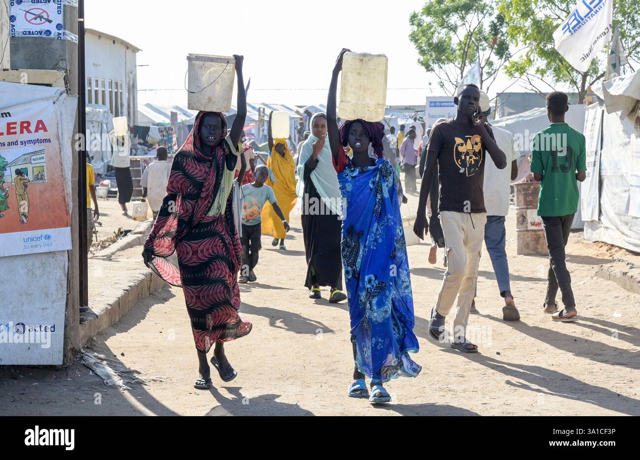 SÜDSUDAN, Oberer Nil-Staat, Stadt Renk, UNHCR-Flüchtlingshilfszentrum für Flüchtlinge und Rückkehrer aus Sudan-Krieg / SÜDSUDAN, Oberer Nil-Staat, Stadt Renk, Flüchtlinge und Rückkehrer aus dem Sudan suchen Schutz vor dem Krieg, UNHCR Transit Flüchtlingslager bei Renk, die Stadt liegt in der Nähe zur Grenze zum Sudan Stockfoto