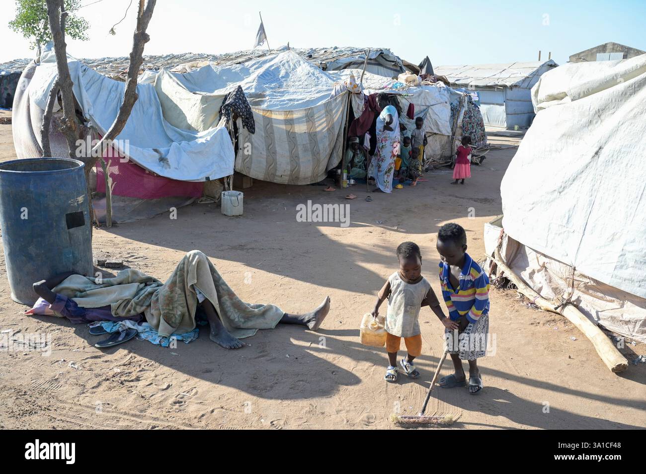 SÜDSUDAN, Oberer Nil-Staat, Stadt Renk, UNHCR-Flüchtlingshilfszentrum für Flüchtlinge und Rückkehrer aus Sudan-Krieg / SÜDSUDAN, Oberer Nil-Staat, Stadt Renk, Flüchtlinge und Rückkehrer aus dem Sudan suchen Schutz vor dem Krieg, UNHCR Transit Flüchtlingslager bei Renk, die Stadt liegt in der Nähe zur Grenze zum Sudan Stockfoto