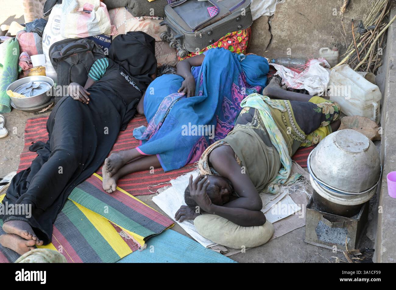 SÜDSUDAN, Oberer Nil-Staat, Stadt Renk, Flüchtlingscenter des UNHCR für Flüchtlinge und Rückkehrer aus dem Sudan-Krieg , erschöpfte Flüchtlinge nach Ankunft / SÜDSUDAN, Oberer Nil-Staat, Stadt Renk, Flüchtlinge aus dem Sudan suchen Schutz vor dem Krieg, UNHCR Transit Flüchtlingslager bei Renk, die Stadt liegt in der Nähe zur Grenze zum Sudan, täglich kommen bis zu 2000 Tausend neue Flüchtlinge an Stockfoto