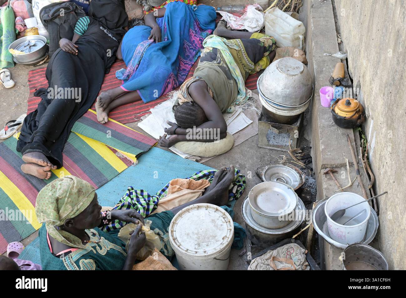 SÜDSUDAN, Oberer Nil-Staat, Stadt Renk, Flüchtlingscenter des UNHCR für Flüchtlinge und Rückkehrer aus dem Sudan-Krieg , erschöpfte Flüchtlinge nach Ankunft / SÜDSUDAN, Oberer Nil-Staat, Stadt Renk, Flüchtlinge aus dem Sudan suchen Schutz vor dem Krieg, UNHCR Transit Flüchtlingslager bei Renk, die Stadt liegt in der Nähe zur Grenze zum Sudan, täglich kommen bis zu 2000 Tausend neue Flüchtlinge an Stockfoto