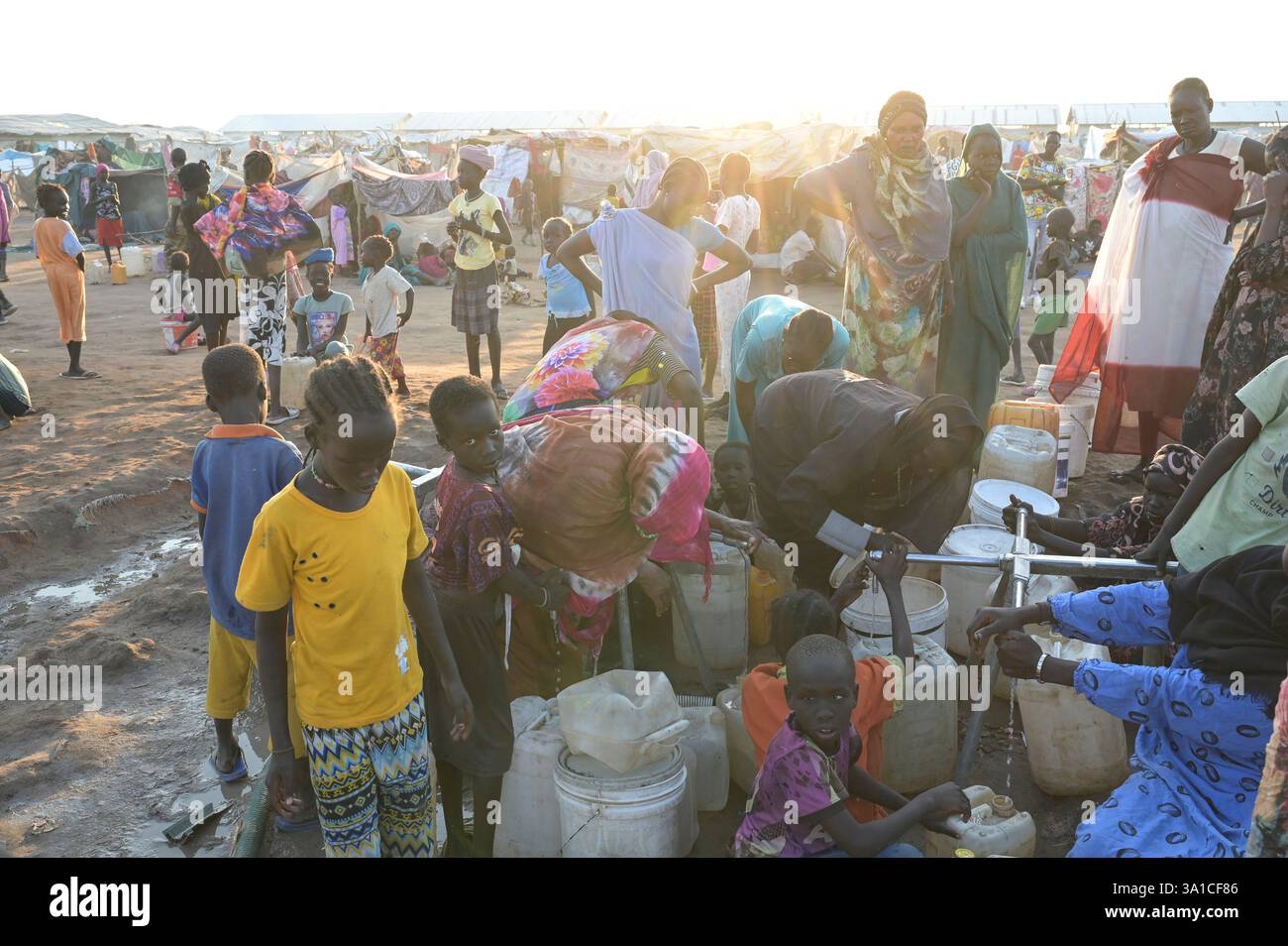 SÜDSUDAN, Oberer Nil-Staat, Stadt Renk, UNHCR Flüchtlingshilfszentrum für Flüchtlinge und Rückkehrer aus dem Sudan-Krieg, Wasserversorgung / SÜDSUDAN, Oberer Nil-Staat, Stadt Renk, Flüchtlinge und Rückkehrer aus dem Sudan suchen Schutz vor dem Krieg, UNHCR Transit Flüchtlingslager bei Renk, die Stadt liegt in der Nähe zur Grenze zum Sudan, Wasserversorgung Stockfoto