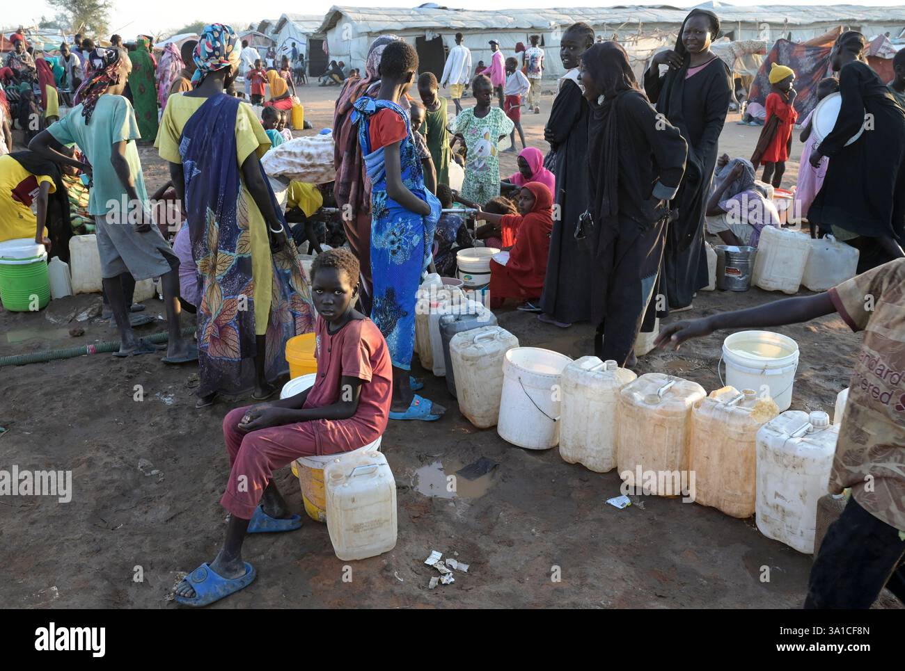 SÜDSUDAN, Oberer Nil-Staat, Stadt Renk, UNHCR Flüchtlingshilfszentrum für Flüchtlinge und Rückkehrer aus dem Sudan-Krieg, Wasserversorgung / SÜDSUDAN, Oberer Nil-Staat, Stadt Renk, Flüchtlinge und Rückkehrer aus dem Sudan suchen Schutz vor dem Krieg, UNHCR Transit Flüchtlingslager bei Renk, die Stadt liegt in der Nähe zur Grenze zum Sudan, Wasserversorgung Stockfoto