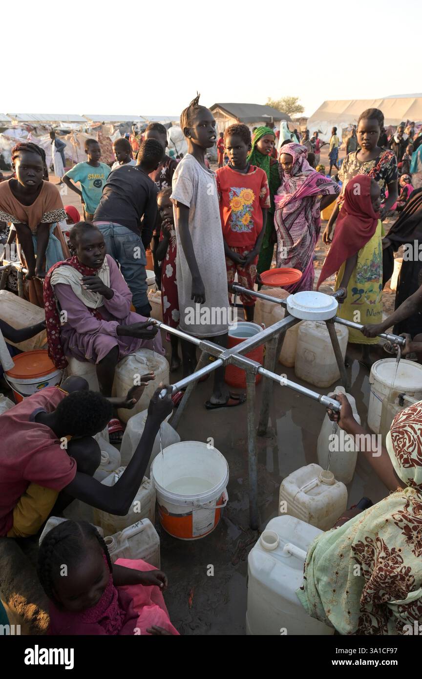 SÜDSUDAN, Oberer Nil-Staat, Stadt Renk, UNHCR Flüchtlingshilfszentrum für Flüchtlinge und Rückkehrer aus dem Sudan-Krieg, Wasserversorgung / SÜDSUDAN, Oberer Nil-Staat, Stadt Renk, Flüchtlinge und Rückkehrer aus dem Sudan suchen Schutz vor dem Krieg, UNHCR Transit Flüchtlingslager bei Renk, die Stadt liegt in der Nähe zur Grenze zum Sudan, Wasserversorgung Stockfoto
