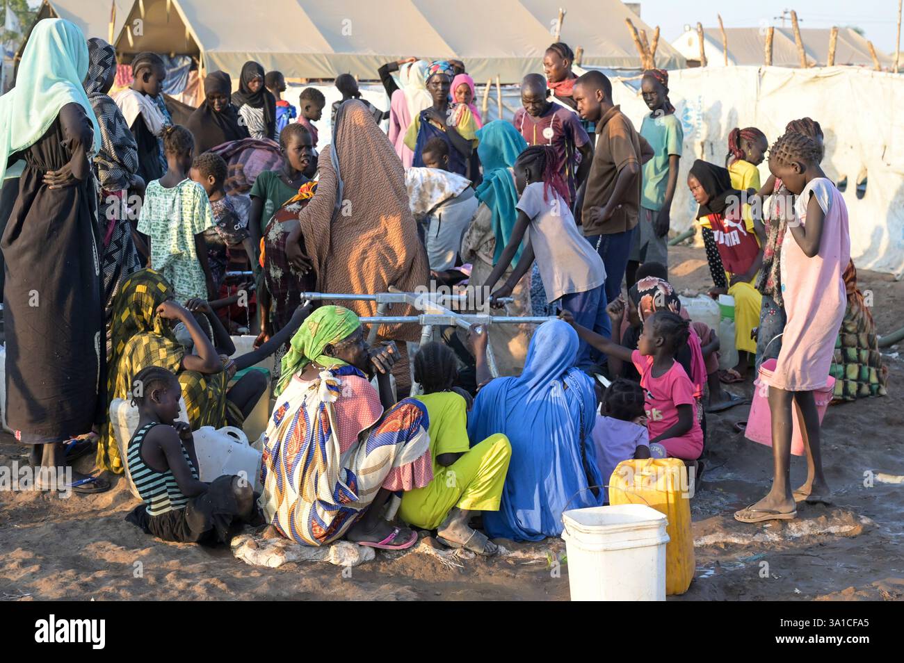 SÜDSUDAN, Oberer Nil-Staat, Stadt Renk, UNHCR Flüchtlingshilfszentrum für Flüchtlinge und Rückkehrer aus dem Sudan-Krieg, Wasserversorgung / SÜDSUDAN, Oberer Nil-Staat, Stadt Renk, Flüchtlinge und Rückkehrer aus dem Sudan suchen Schutz vor dem Krieg, UNHCR Transit Flüchtlingslager bei Renk, die Stadt liegt in der Nähe zur Grenze zum Sudan, Wasserversorgung Stockfoto