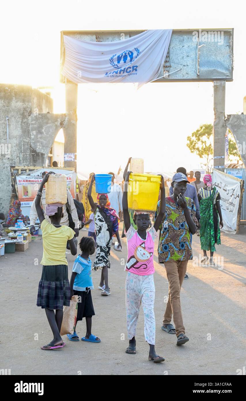 SÜDSUDAN, Oberer Nil-Staat, Stadt Renk, UNHCR-Flüchtlingshilfszentrum für Flüchtlinge und Rückkehrer aus Sudan-Krieg / SÜDSUDAN, Oberer Nil-Staat, Stadt Renk, Flüchtlinge und Rückkehrer aus dem Sudan suchen Schutz vor dem Krieg, UNHCR Transit Flüchtlingslager bei Renk, die Stadt liegt in der Nähe zur Grenze zum Sudan Stockfoto