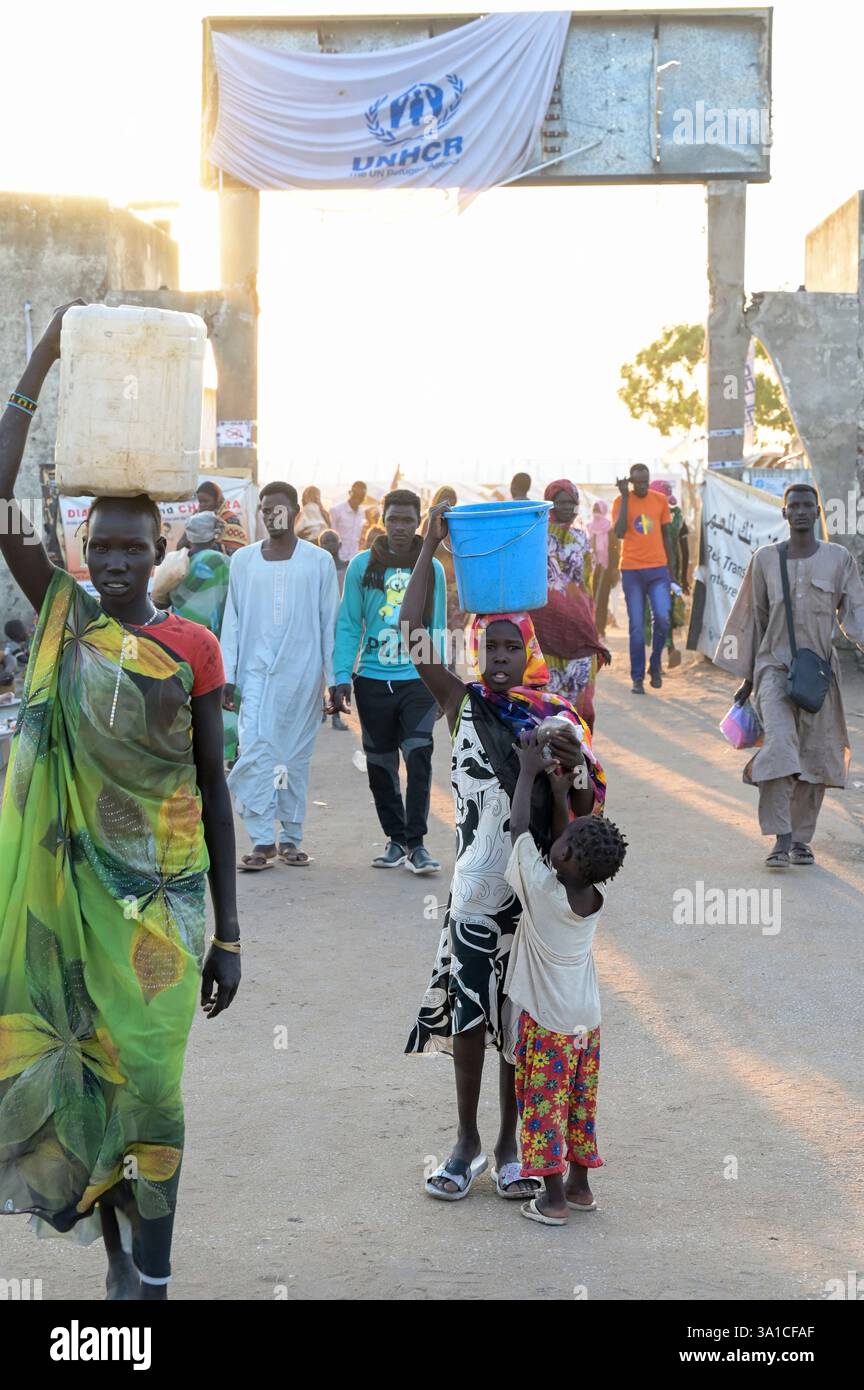 SÜDSUDAN, Oberer Nil-Staat, Stadt Renk, UNHCR-Flüchtlingshilfszentrum für Flüchtlinge und Rückkehrer aus Sudan-Krieg / SÜDSUDAN, Oberer Nil-Staat, Stadt Renk, Flüchtlinge und Rückkehrer aus dem Sudan suchen Schutz vor dem Krieg, UNHCR Transit Flüchtlingslager bei Renk, die Stadt liegt in der Nähe zur Grenze zum Sudan Stockfoto