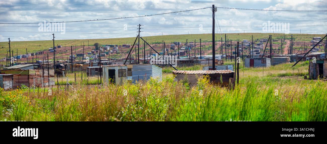 Ghetto in Südafrika entlang einer Autobahn in der Provinz Gauteng unentwickelt, Township Armut. Arme Mangelhäuser in einer Township Infrastruktur informell se Stockfoto