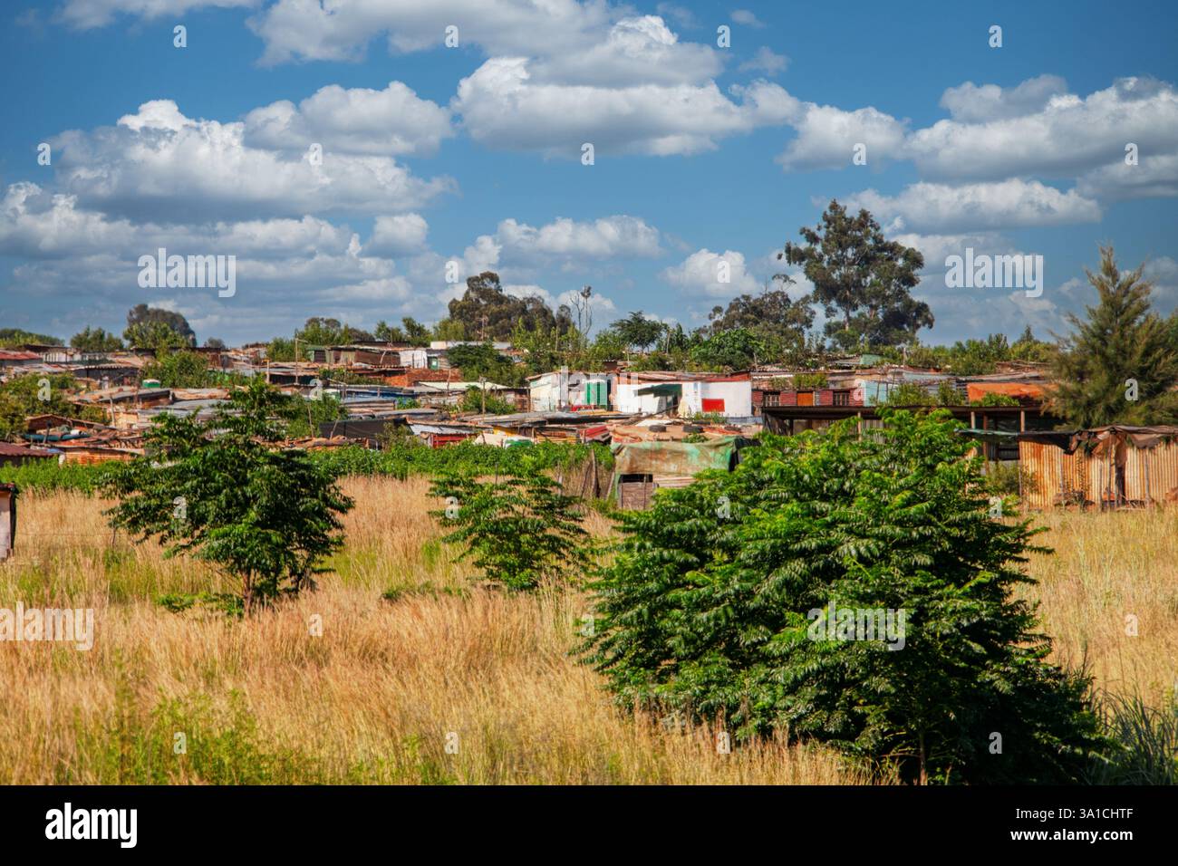 Ghetto in Südafrika entlang einer Autobahn in der Provinz Gauteng unentwickelt, Township Armut. Arme Mangelhäuser in einer Township Infrastruktur informell se Stockfoto