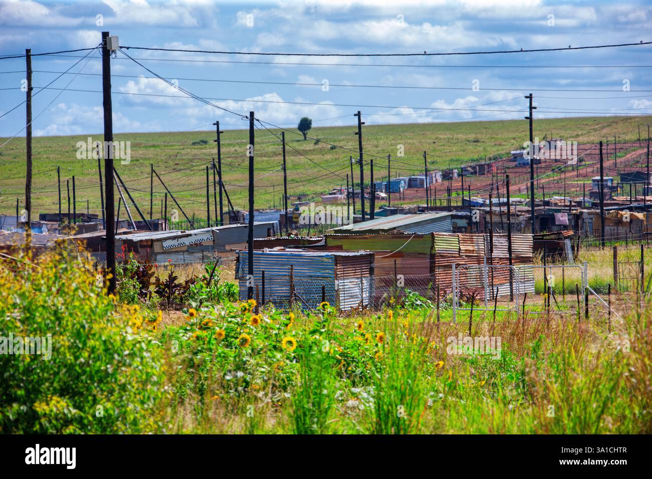 Ghetto in Südafrika entlang einer Autobahn in der Provinz Gauteng unentwickelt, Township Armut. Arme Mangelhäuser in einer Township Infrastruktur informell se Stockfoto