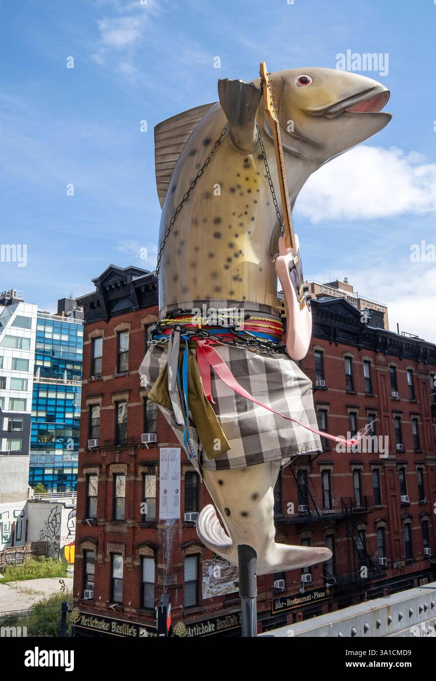 Eine der sechs Fischskulpturen „Was, wenn sie bellen?“ (Von Cosima von Bonin) entlang des High Line Park, West Side, Manhattan, New York City, USA Stockfoto