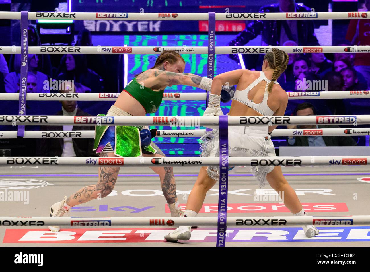 Royal Albert Hall, London 07. März 2025 Gemma Ruegg wirft beim WBA-Spiel im Super Bantamgewicht zwischen Francesca Hennessy und Gemma Ruegg in der Royal Albert Hall in London, England (Keeran Marquis/SPP) Credit: SPP Sport Press Photo. /Alamy Live News Stockfoto