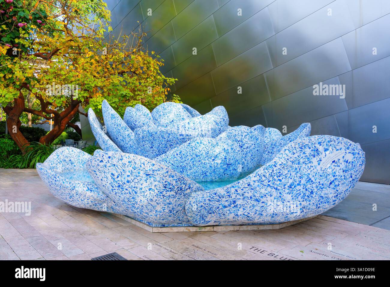 Los Angeles, Kalifornien - 7. Januar 2025: Schöner blauer Springbrunnen in Blütenform im Blue Ribbon Garden in der Walt Disney Concert Hall, Los an Stockfoto