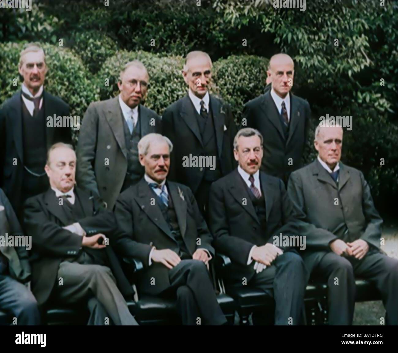 Mitglieder der neuen Regierung posieren für Fotos im Garten der 10 Downing Street London. Zu ihnen gehören Ramsay MacDonald, Stanley Baldwin, Philip Snowden, Sir Herbert Samuel und Neville Chamberlain, 1931. "In der Downing Street und anderen politischen Kreisen forderte Unruhe eine Forderung nach konzertiertem Handeln. Die sozialistische Verwaltung fiel, gefolgt von einem ministerium aller Talente - einer Koalition. Sie nannten es eine nationale Regierung, obwohl es darum ging, ob sie nationaler sei als jede andere." Aus „Time to Remember – A New Ära“, 1931 (Rolle 1) Stockfoto