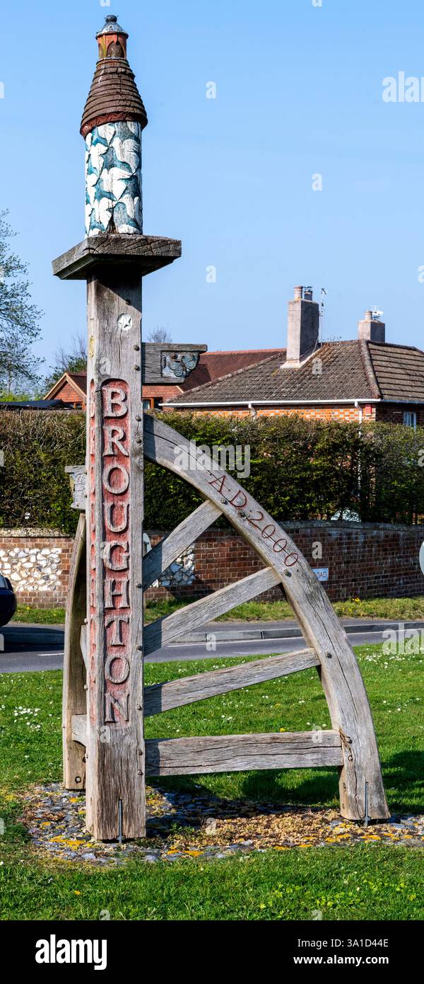 Namensschild des Dorfes Broughton im Broughton Test Valley, Hampshire, England, Großbritannien Stockfoto