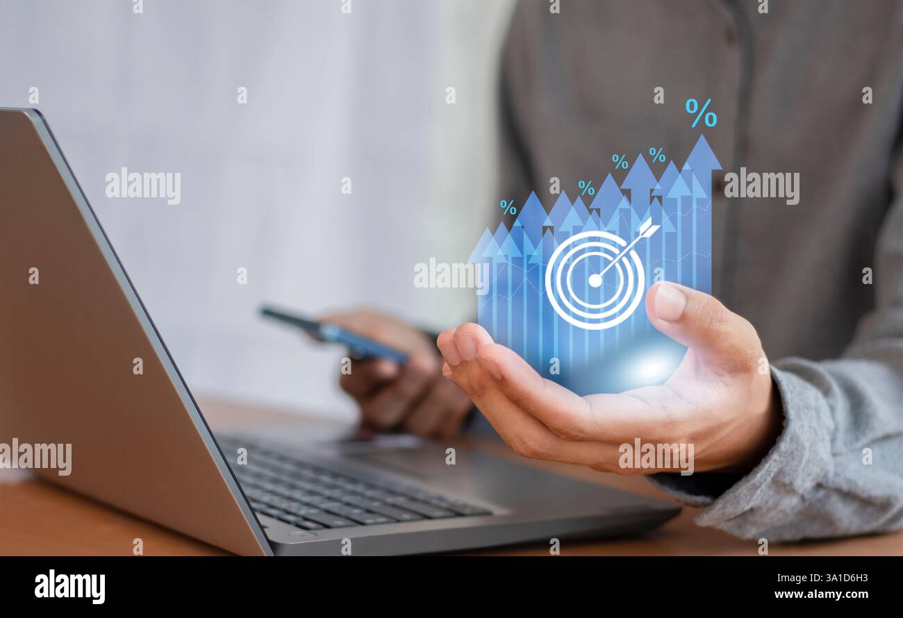 Zinssätze und Dividenden, Geschäftsentwicklung mit Prozentsymbol und Aufwärtspfeil für langfristige Altersvorsorgeinvestitionen. Stockfoto