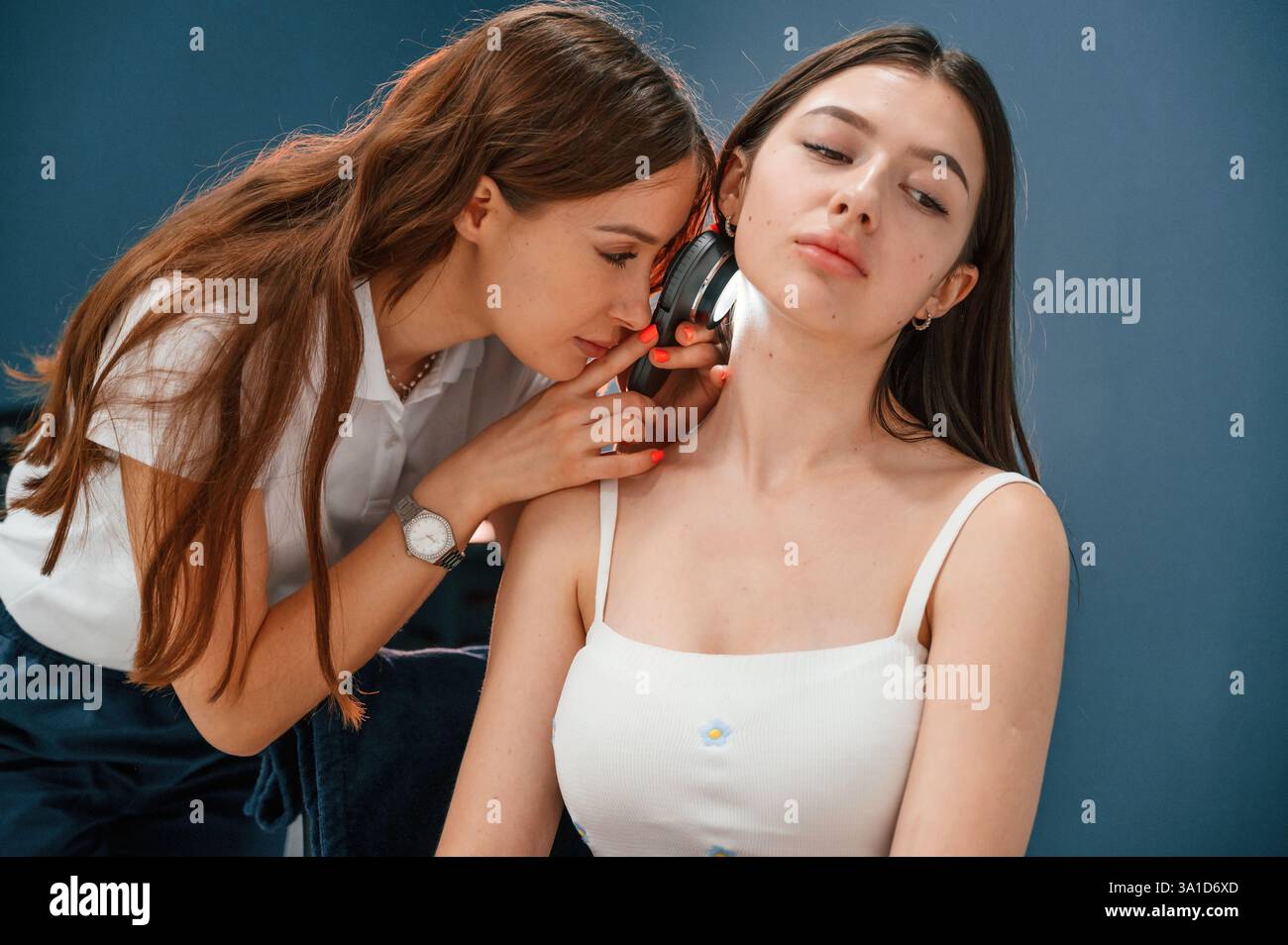 Ein Schönheitssalon untersucht die Haut der Frau mit einem Gerät mit Licht und Linse. Stockfoto