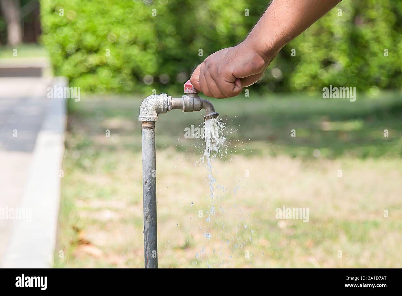Alter Wasserhahn vor dem Haus tropft Stockfoto