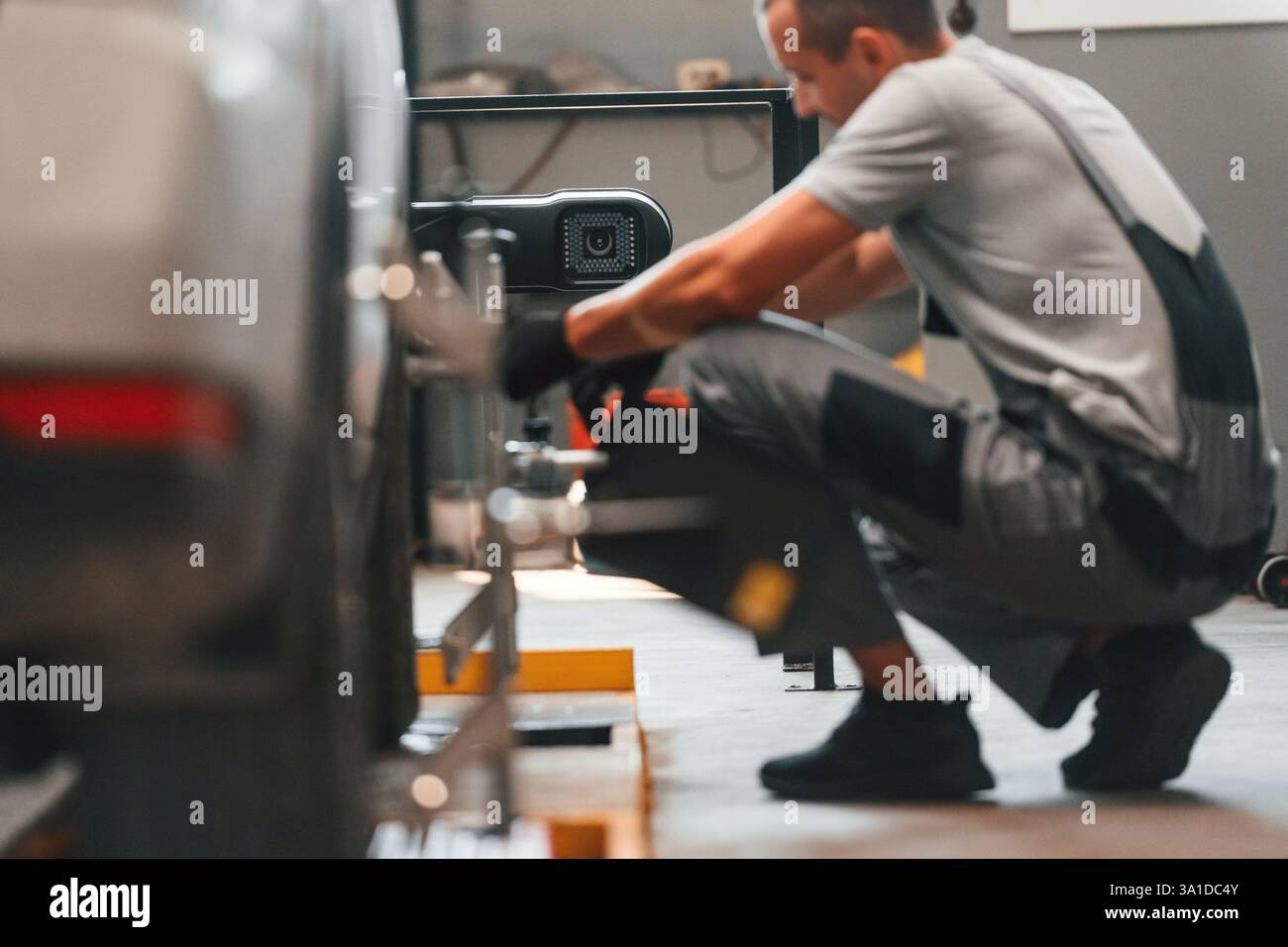 Reifenwechsel. Der Mann arbeitet im Autoreparatursalon. Stockfoto