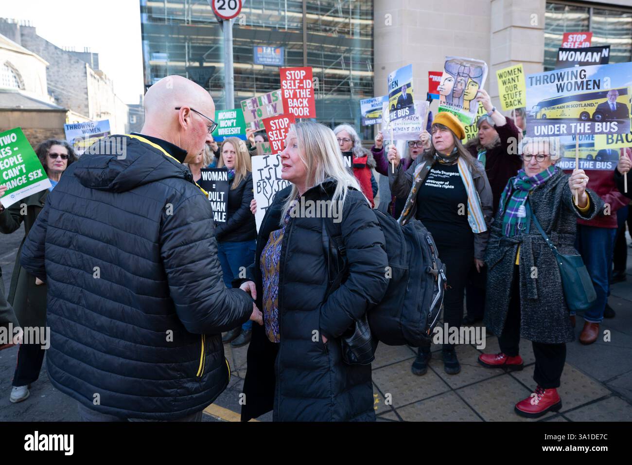 Edinburgh, Schottland, Großbritannien. März 2025. Die Frauenpro-Frauengruppe Schottland veranstaltete vor dem Veranstaltungsort des Internationalen Frauentags der SNP in Edinburgh eine Proteste, an der die Referenten First Minister John Swinney und die ehemalige First Ministerin Nicola Sturgeon teilnahmen. Die Demonstranten sind unglücklich darüber, dass die SNP keinen Unterschied zwischen Transsexuellen und Frauen macht und welche Auswirkungen diese Politik auf die rein weiblichen Räume hat. Herr Swinney sprach mit Marion Calder, Direktorin für Frauen Schottland, bevor er an der Veranstaltung teilnahm. John Swinney spricht mit Marion Calder. Iain Masterton/Alamy Live News. Stockfoto